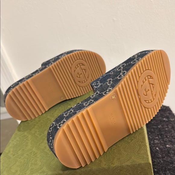 Gucci Blue Platform Shoes with Wide Strap and Open Toe - Picture 4 of 5